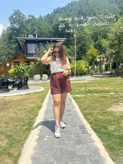A styling dose for today: Always tuck in your t-shirt for a smart casual look. It's a simple trick that instantly makes your outfit look more put-together and defines your waist.
