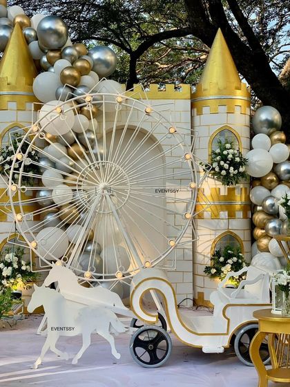 A whimsical addition to the royal theme, this setup includes a light-up Ferris wheel and a classic white carriage.