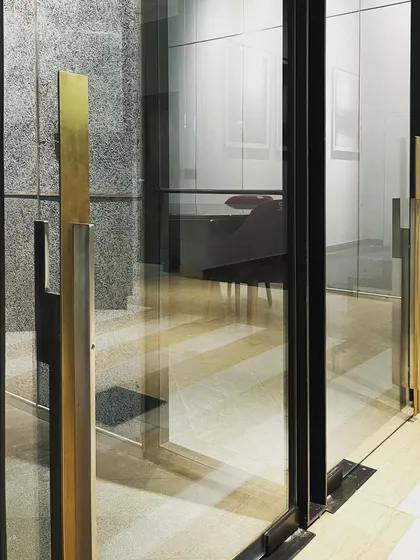 A custom door handle created by interlocking plates of brass and stainless steel. We believe details are paramount, and we often design our own hardware to ensure every element of a space is cohesive and thoughtfully considered.