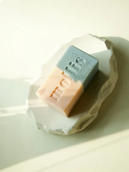 The two-toned design of the 'Sweet Sage' bar is perfect for all skin types.