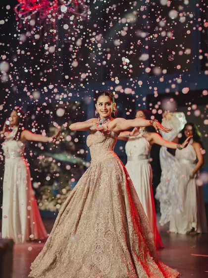 A bride's solo performance is always a highlight. We framed this graceful dance with subtle bubble effects and dramatic lighting, ensuring the technical production perfectly matched the emotion on stage.