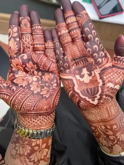 The final result is what matters most. This is the deep, rich stain you get from my 100% natural henna paste. There are no chemicals, just pure color that shows the quality of the art.