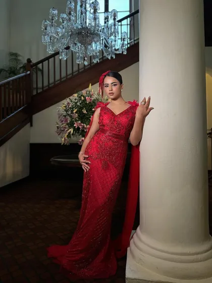 Freeze and relive this dramatic red moment. The bride looks powerful and elegant against the classic, grand staircase.