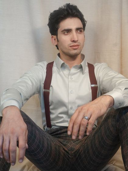 This ensemble effortlessly combines sophistication and ease, making it the perfect choice for a day of leisure or a casual evening out.