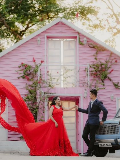 Our two-in-one red rose gown gives you multiple looks for your photoshoot. The detachable elements allow you to switch from a grand look to a simpler one easily.