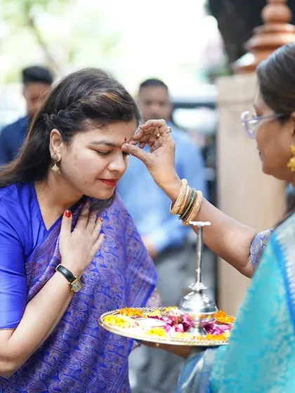 Welcoming Smt. Poonam Mahajan ji, a long-time well-wisher of the Institute, with a traditional tilak. Her visit was filled with warmth and positivity.