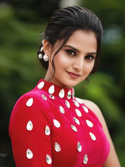 A beautiful headshot of Thanvi. Her makeup is a perfect example of red-carpet glamour.