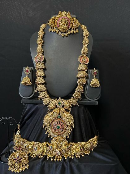 A beautiful bridal set with intricate peacock designs and kemp stone work. This rental is perfect for the bride who appreciates detailed craftsmanship and traditional motifs.