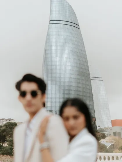Using a shallow depth of field, this artistic shot places the iconic Flame Towers of Baku in sharp focus while the couple remains a soft, romantic presence in the foreground. It’s a creative way to blend portraiture with travel photography.
