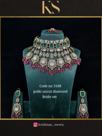 Another stunning color combination for our polki bridal set, featuring emerald green and ruby red tassels for a rich, festive look.