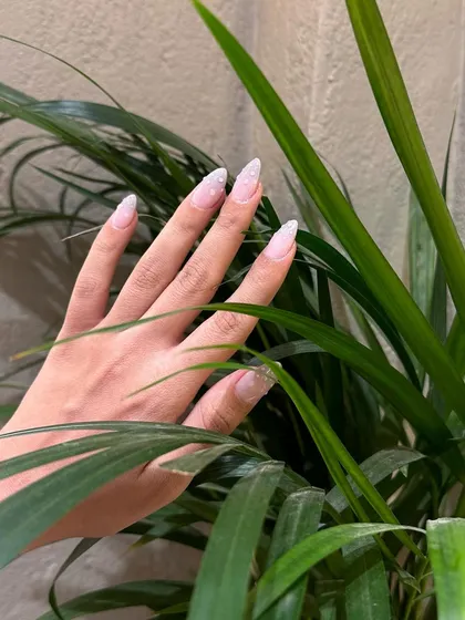 A delicate and sparkling glitter ombré. The glitter is concentrated at the tips and fades softly towards the base for an elegant effect.