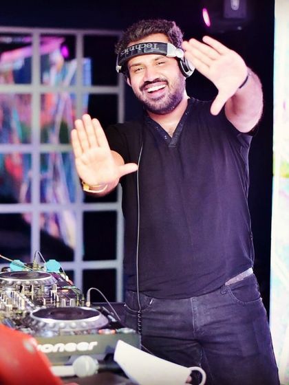 DJ Sharath - Club & Festival DJ Behind the Decks photo 3