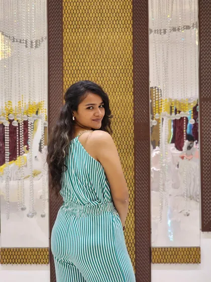 A closer, over-the-shoulder look that feels friendly and approachable. This is great for creating a connection with the audience.