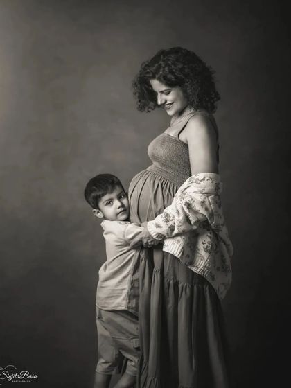 A duplicate of ID 20, this black and white family maternity portrait captures the tender embrace between a mother and her son. The classic lighting and monochrome finish give the image a timeless, emotional quality.
