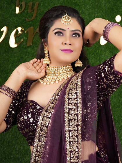 This bride is wearing a beautiful Kundan choker with pearls. It's a classic choice that goes well with many different outfits.