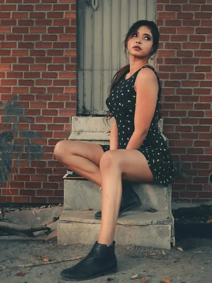 Another shot from our impromptu street session. The leading lines of the steps and the texture of the brick wall add depth and interest to the composition.