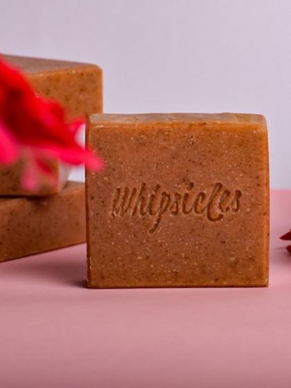 This is our Floral Bliss soap, formulated with Indian Madder Root, French Pink Clay, and Rose Powder. It’s designed to soothe, hydrate, and reduce pigmentation, making it ideal for dry or mature skin.