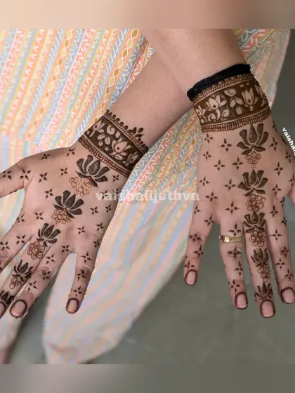 A simple and sweet design with lotus butis. The pattern is light and airy, perfect for a minimalist aesthetic.