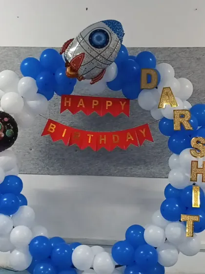 Close-up of the personalized name and 'Happy Birthday' banner on the astronaut theme ring.