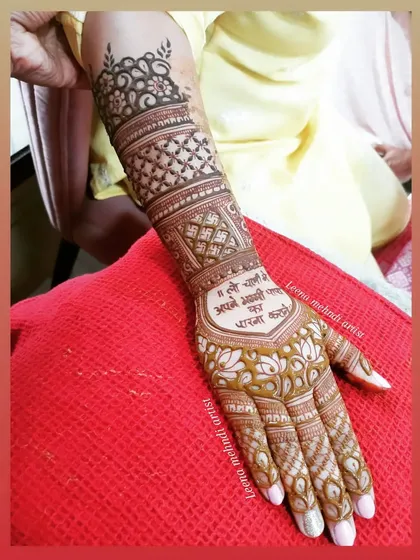 A unique way to include a personal message in the mehndi. This design has the phrase "Main Tulsi tere aangan ki" beautifully written on the palm, surrounded by intricate patterns.