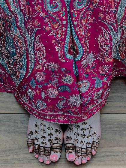 A minimal feet design with a dense pattern of tiny floral butis. This style provides beautiful color and detail without being heavy, pairing perfectly with any outfit.