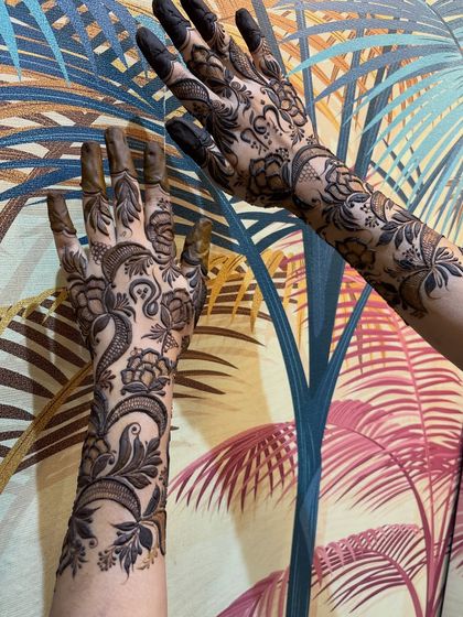 A stylish shot of a floral and vine pattern that gracefully wraps around the arm. This style is perfect for brides who love botanical-inspired mehendi.