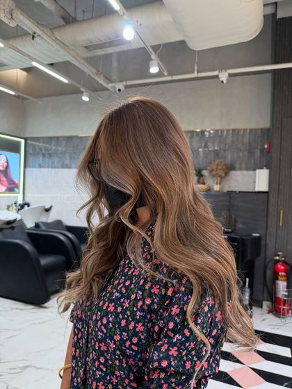 Another angle of this gorgeous balayage, showing how the color looks from the side. The hand-painted technique ensures that the highlights are perfectly placed to create depth and movement from every view.