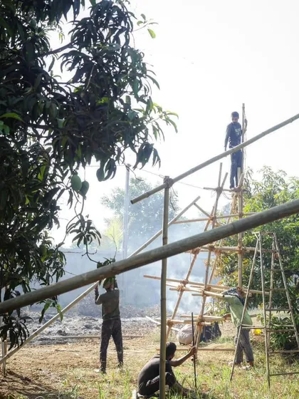 Our team assembles a bamboo mock-up on site. This collaborative, hands-on activity is a fun and efficient way to work through design challenges in real-time.