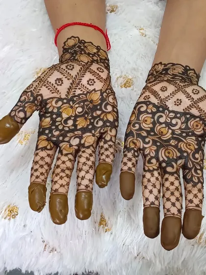A beautiful floral jaal design on the back of the hands.