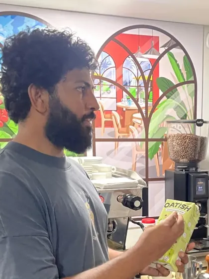International barista Adwaith Menon explaining the properties of oat milk for latte art. We cover various aspects, including working with dairy alternatives.
