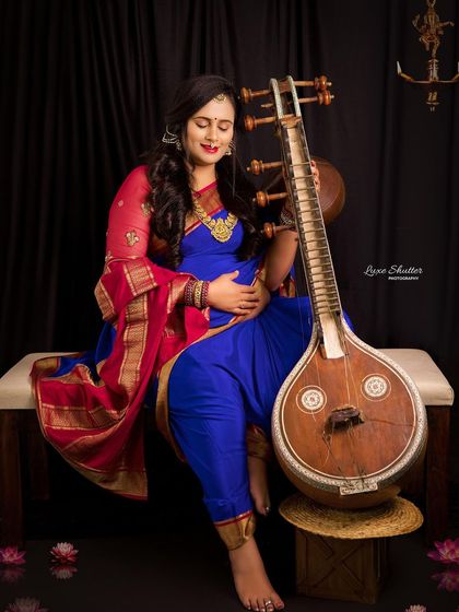 A comfortable and happy pose, showing the mother-to-be's joy. This shot proves that traditional shoots can be both elegant and full of relaxed, natural emotion.