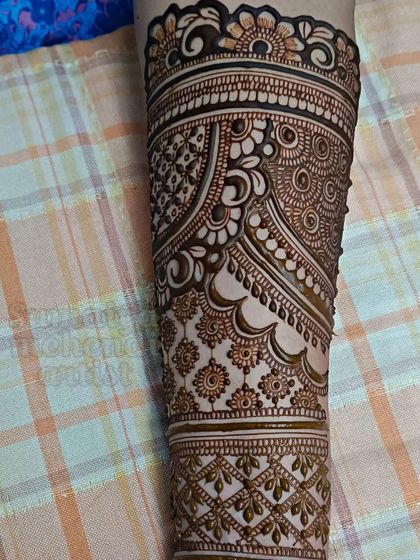 A close up of the back of the arm for this bridal design. I use a variety of fillers and motifs to ensure every part of the arm is beautifully decorated.