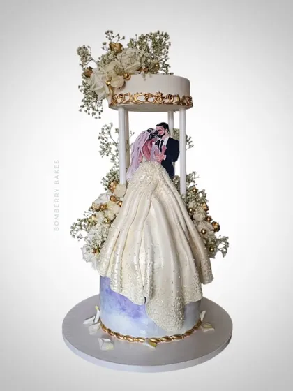 The full view of the personalized couple illustration wedding cake, combining modern art with classic floral arrangements.