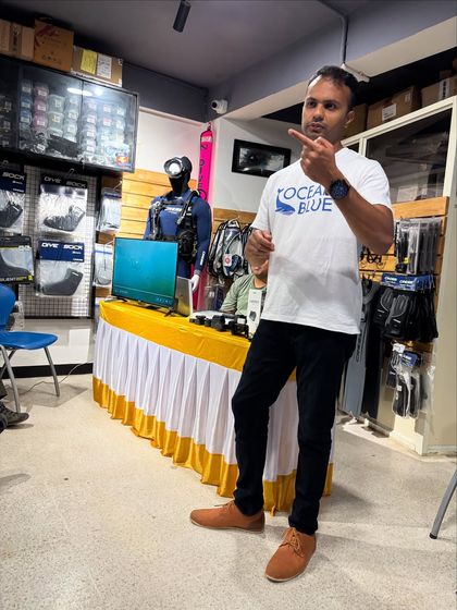 An engaged audience during the GoPro workshop. The session covered valuable tips and tricks for underwater color correction and editing, helping divers improve their photography and videography skills.