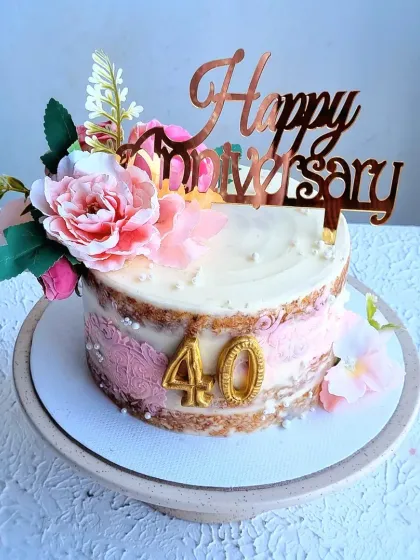 A semi-naked cake for a 40th anniversary. I teach how to achieve this rustic look, where the cake layers peek through the thin layer of buttercream, and how to add stenciling and flowers.