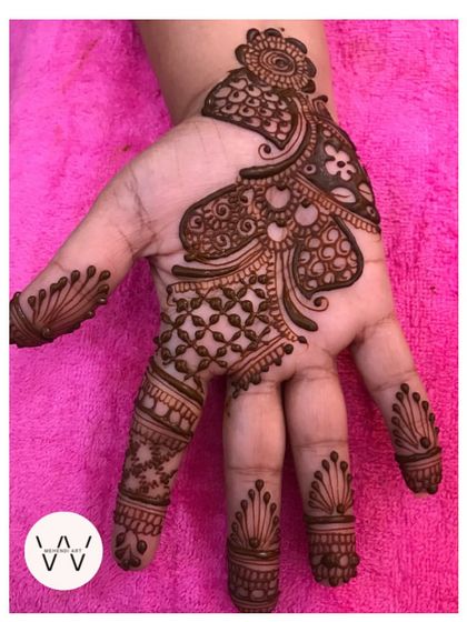 A simple and pretty Arabic design with delicate finger work.