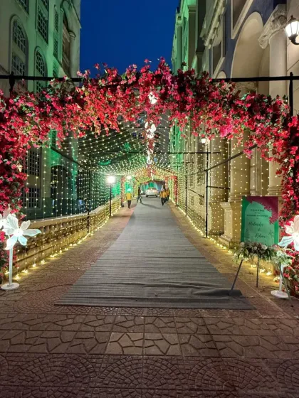 We guide your guests into a world of enchantment. This stunning entrance tunnel, created with thousands of fairy lights and a canopy of vibrant pink blossoms, sets a magical tone for the celebration ahead.