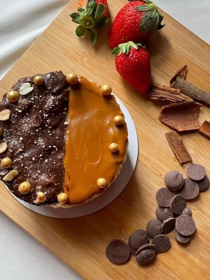 Can't decide on a flavor? You don't have to. Our dual-flavored eggless New York cheesecake combines two favorites, like rich chocolate peanut and smooth salted caramel, in one delightful cake.