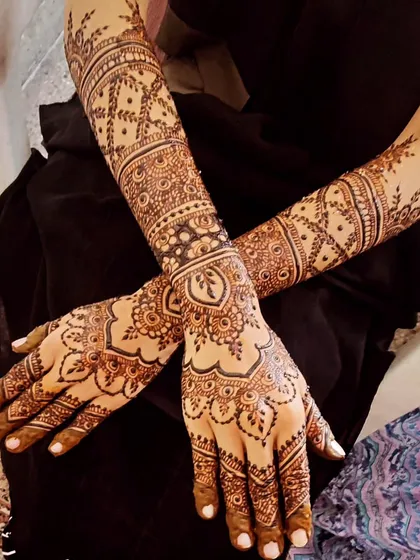 A full-arm design with a beautiful mix of traditional Indian patterns. The heart shape on the back of the hand adds a sweet touch.