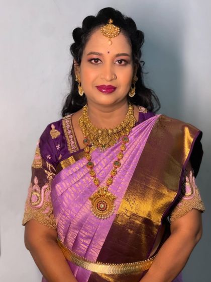 The complete look with the modern curly hairstyle.