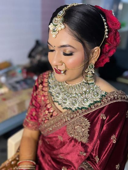 Another angle of the beautiful floral bun and the heavy jewellery that completes this regal reception look.