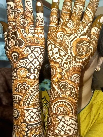 I love how this design came together with its mix of checkerboard patterns, floral mandalas, and swirling paisleys. It’s a true celebration of different henna elements.