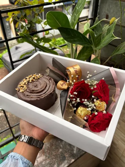 This is one of my favorite combinations to create, a complete celebration in a box. It features a rich, nutty chocolate tin cake alongside a beautiful bouquet of fresh red roses and Ferrero Rocher chocolates. It’s the perfect all-in-one gift for birthdays, anniversaries, or just to show someone you care.