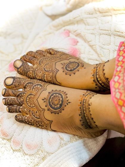 A beautiful, classic foot design with a central mandala, perfect for any traditional occasion.