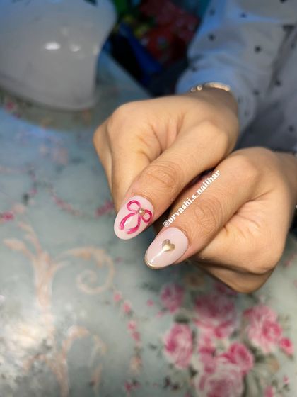 A cute and polished look perfect for a vacation. This set features hand-painted pink plaid, delicate bows, and gold heart accents on a soft, neutral base.