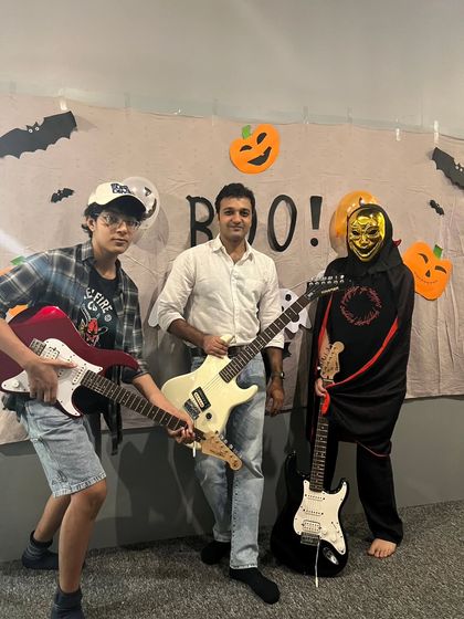 A spooky Saturday jam session! Students and teachers with their guitars, celebrating Halloween with some rock and roll.