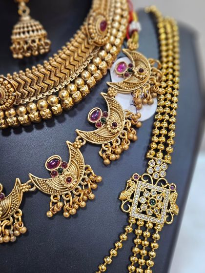 A closer look at the crescent 'chandra' motifs, which are a classic element in Maharashtrian jewellery.
