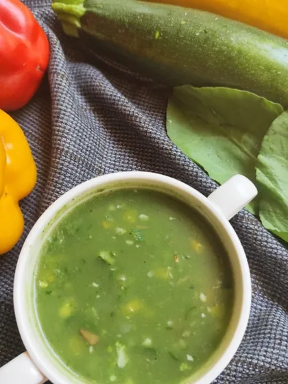 Cozy up with a bowl of warmth this winter. Our healthy green soup, packed with bell peppers, zucchini, and spinach, is the perfect way to nourish your body and soul.