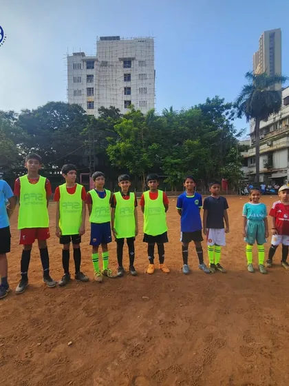 A youth team lines up in their bibs, ready for a football match. We ensure all our events are organized with professional equipment and clear team differentiation.