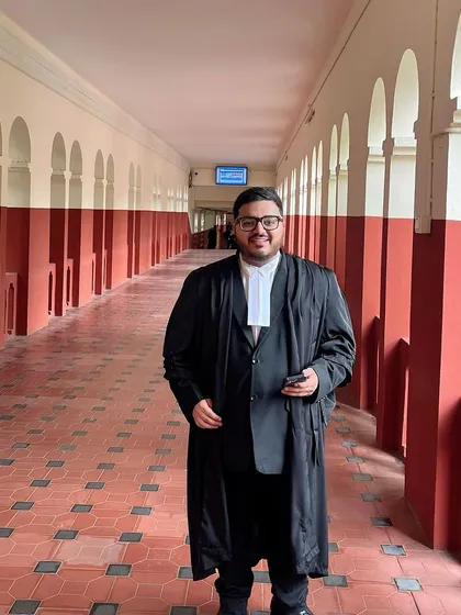 In the corridors of the court. This image represents the long journey of litigation. As the saying goes, "If you want to reach far, you have to cover the distance."